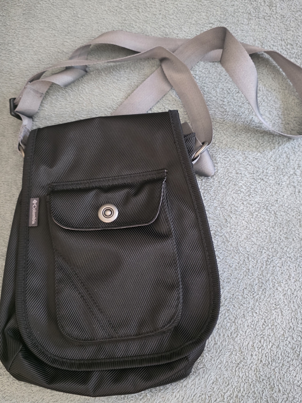 Columbia Women's Black Crossbody Bag Gray Adjustable Strap Snap Flap Zip Pockets